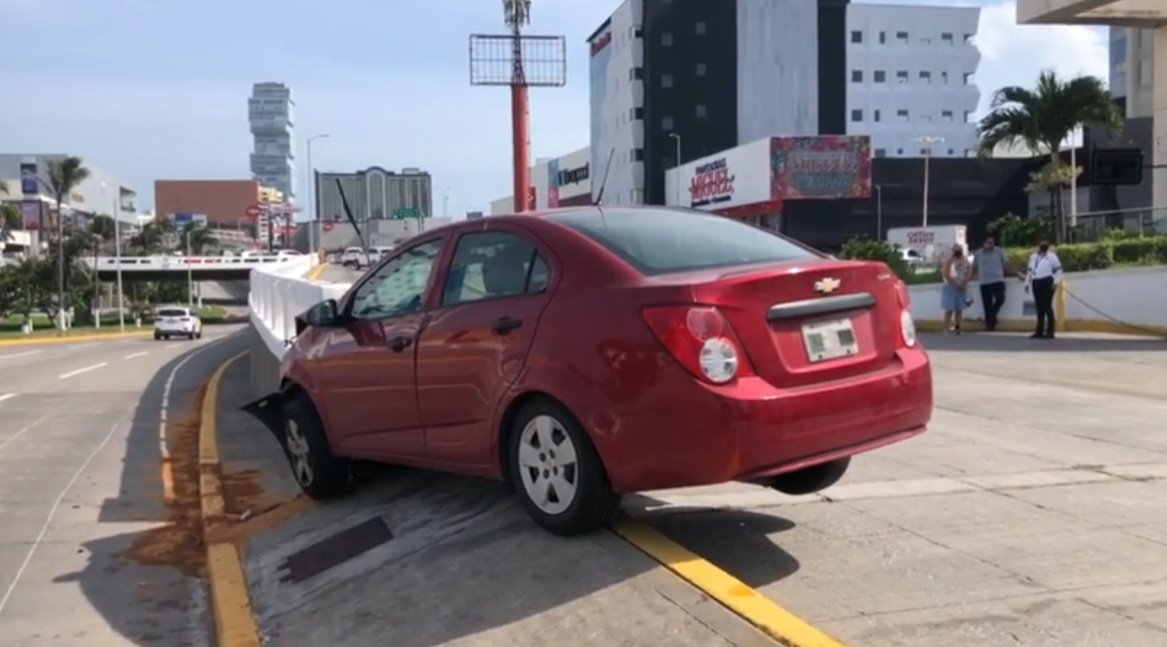 Automovilista se impacta contra muro en el Boulevard Ruiz Cortines(+video)