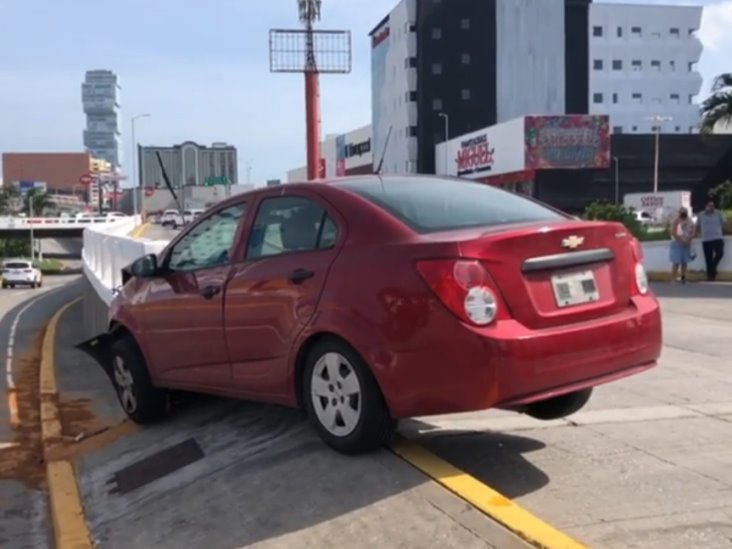 Automovilista se impacta contra muro en el Boulevard Ruiz Cortines(+video)