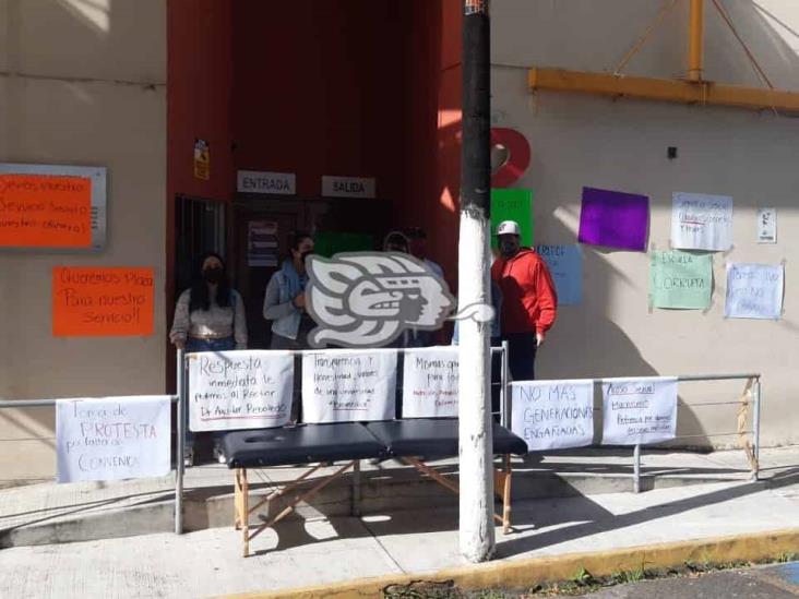 Protestan contra universidad xalapeña por incumplimiento en trámites de titulación