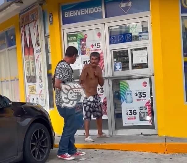 (Video+) Riñen por una caguama afuera de tienda de conveniencia