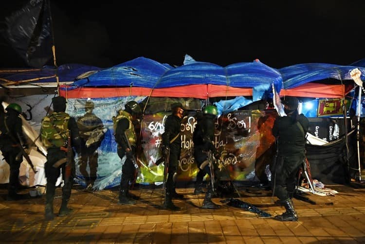 Autoridades desmantelan campamento de manifestantes en Sri Lanka