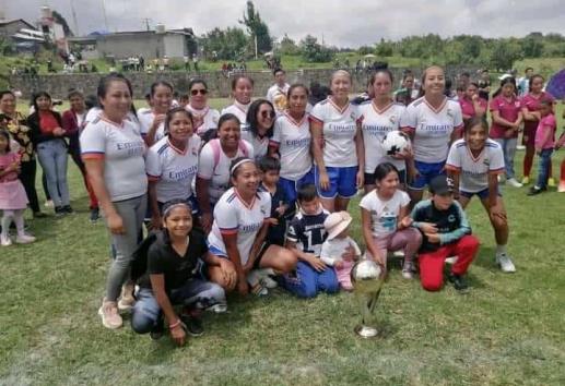 Equipo de futbol femenil FC Calcahualco se lleva la corona