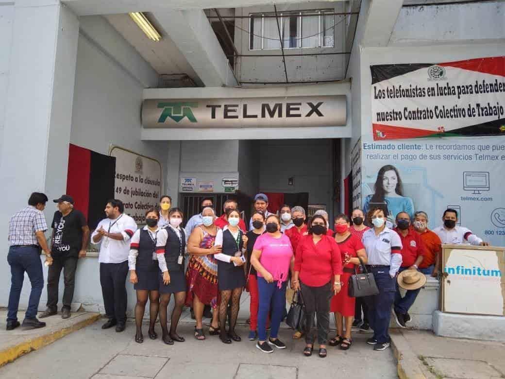 Trabajadores de Teléfonos de México realizan huelga en oficinas de Cosamaloapan