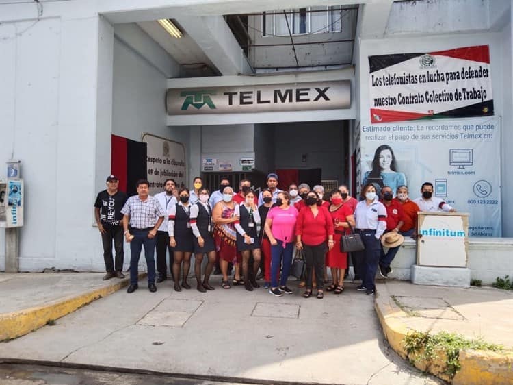 Trabajadores de Teléfonos de México realizan huelga en oficinas de Cosamaloapan