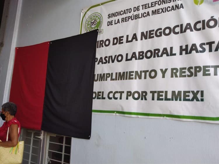 Trabajadores de Teléfonos de México realizan huelga en oficinas de Cosamaloapan