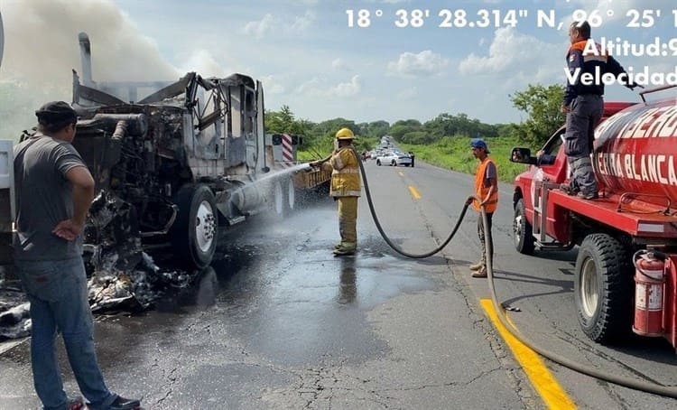 Se incendia cabina de tracto camión en Tierra Blanca