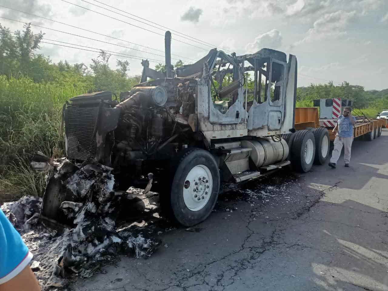 Se incendia cabina de tracto camión en Tierra Blanca