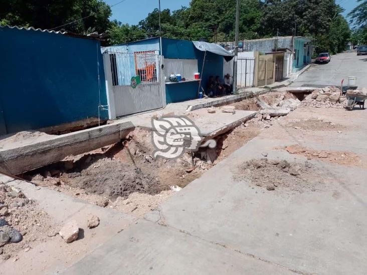 Colapso de calle en Villa Oluta casi deja atrapados a obreros