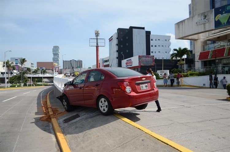 Automovilista se impacta contra muro en el Boulevard Ruiz Cortines(+video)