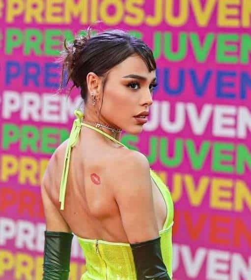 Deslumbra Danna Paola con vestido transparente en Premios Juventud 2022