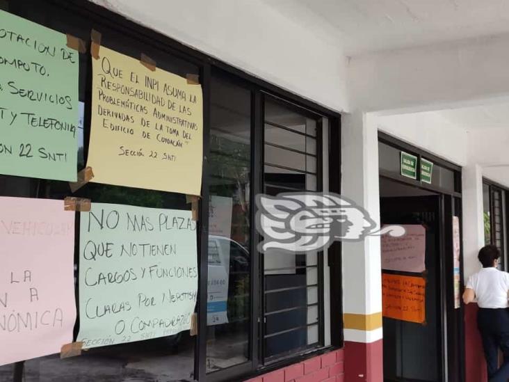 Protestan trabajadores del INPI en Papantla; piden respeto al contrato colectivo