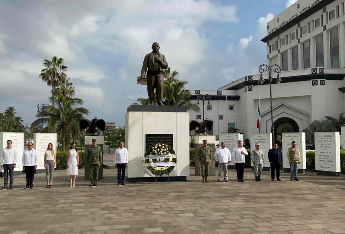 Cuitláhuac García encabeza guardia de honor en monumento a Juárez de Veracruz