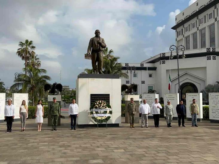 Cuitláhuac García encabeza guardia de honor en monumento a Juárez de Veracruz