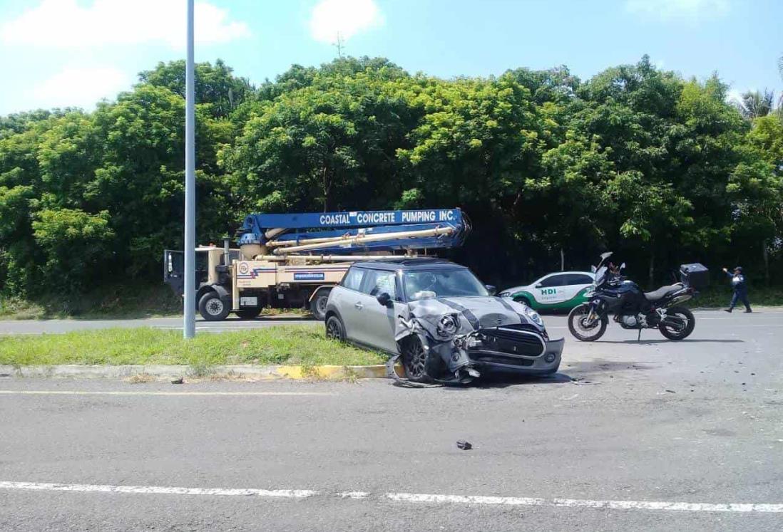 Conductora choca con revolvedora de concreto en carretera Boca del Río-Antón Lizardo