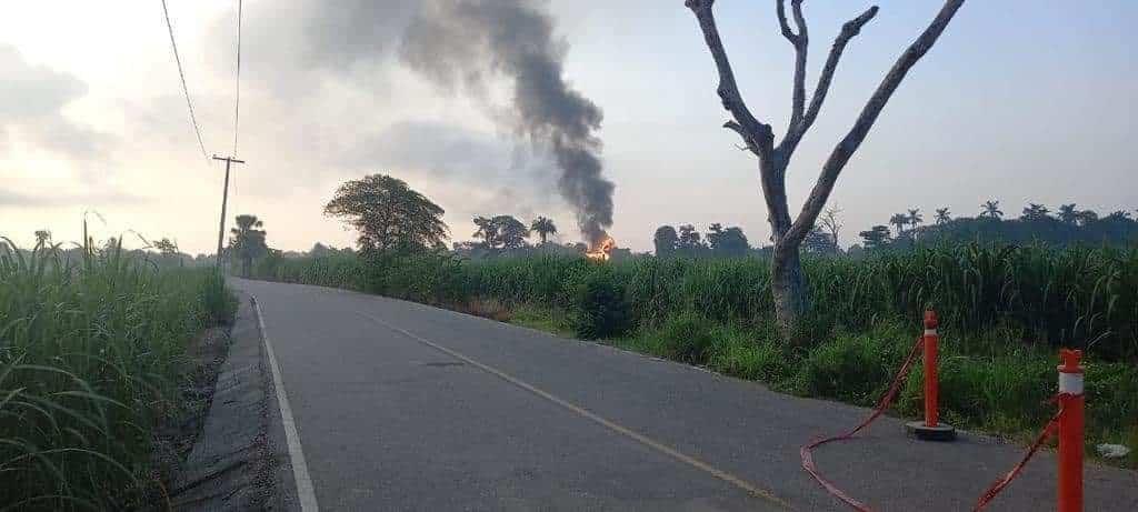 Sigue controlado incendio causado por explosión de ducto de Pemex en Chacaltianguis