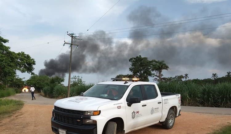 Sigue controlado incendio causado por explosión de ducto de Pemex en Chacaltianguis