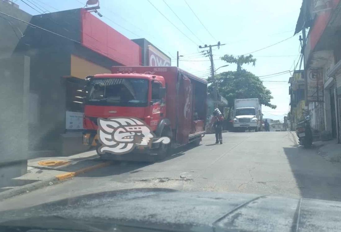 Chóferes repartidores, no respetan horarios de descarga en Agua Dulce