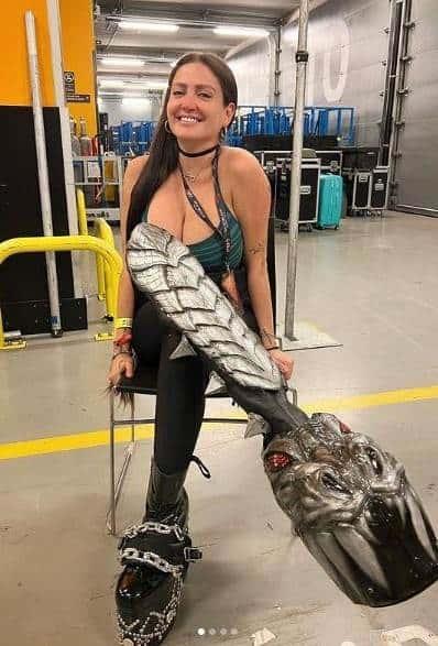 Celia Lora presume foto con botas de integrante de Kiss