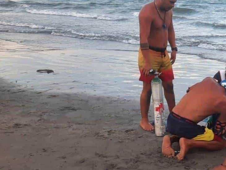 Comerciantes rescatan a joven a punto de ahogarse en playa de Veracruz