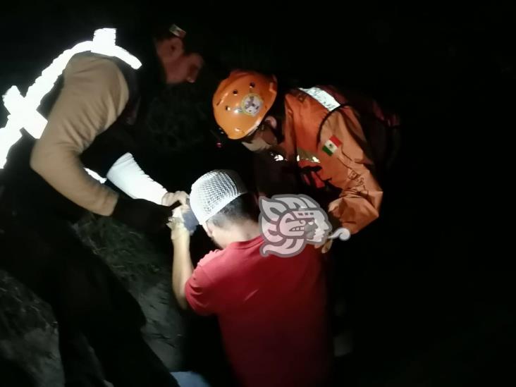 Se registra volcadura de camioneta en la carretera Banderilla-Jilotepec