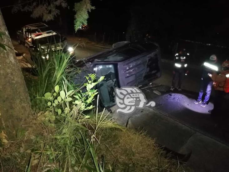 Se registra volcadura de camioneta en la carretera Banderilla-Jilotepec