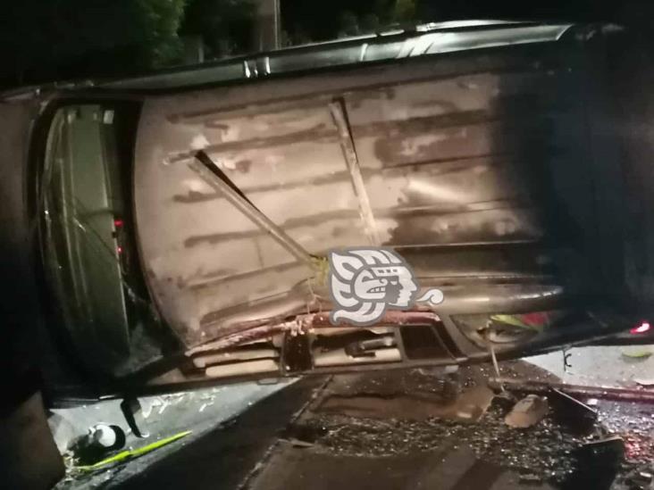 Se registra volcadura de camioneta en la carretera Banderilla-Jilotepec