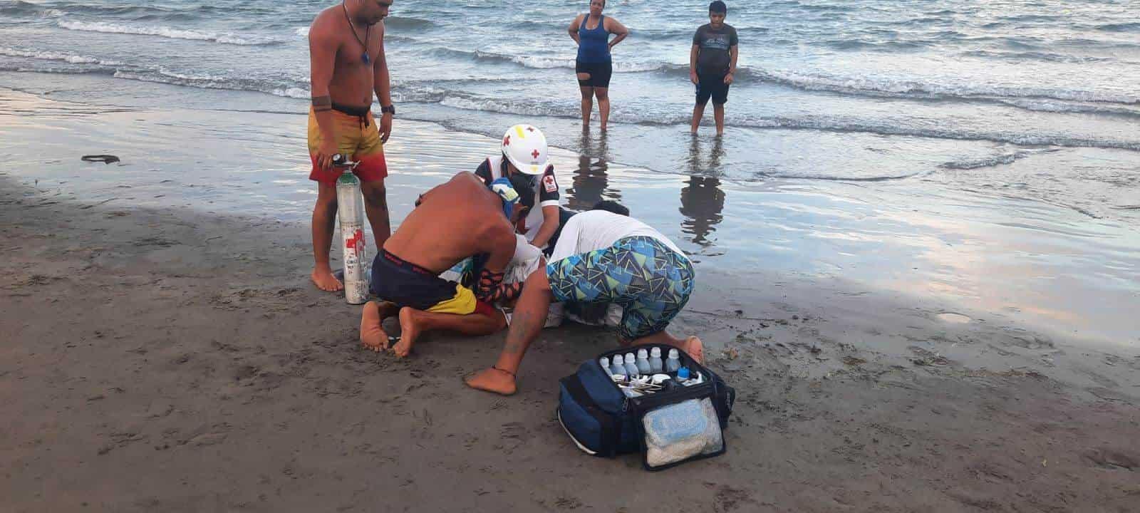 En Veracruz, rescatan a mujer de la tercera edad que estuvo a punto de ahogarse