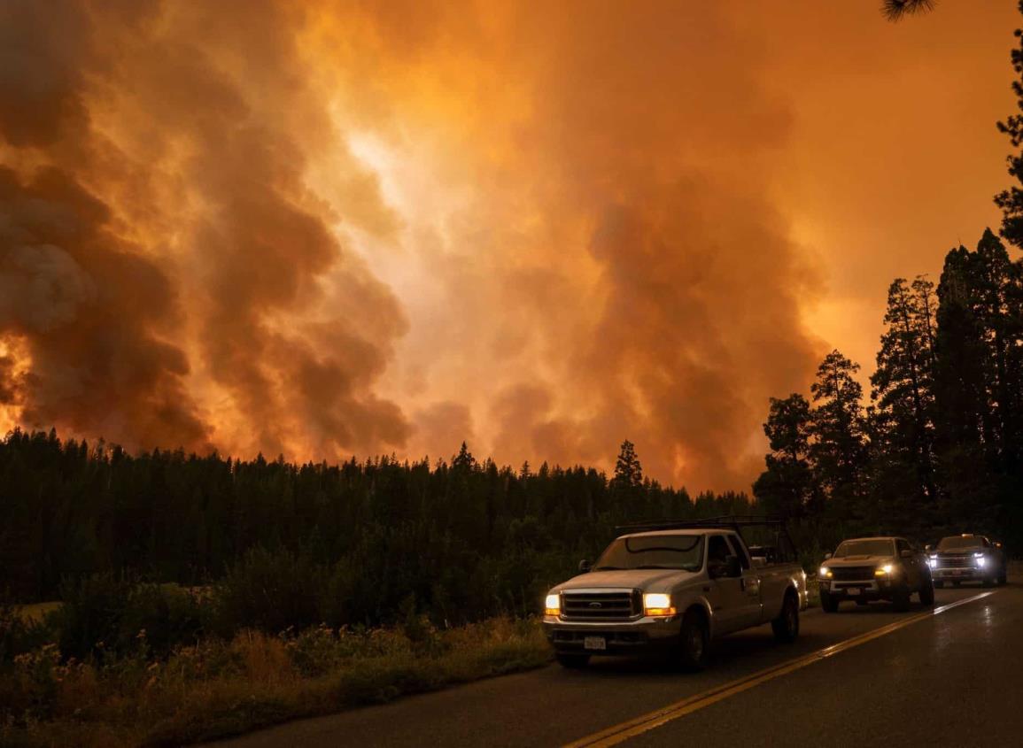 Desalojan a miles de personas por incendio cerca del parque Yosemite, en California