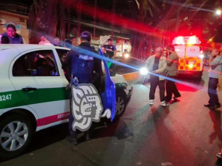 Chocan taxi y camioneta en avenida Maestros Veracruzanos; hay tres lesionados