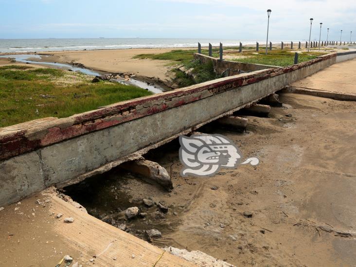 Deteriorado el Malecón de Coatzacoalcos por salitre y falta de mantenimiento