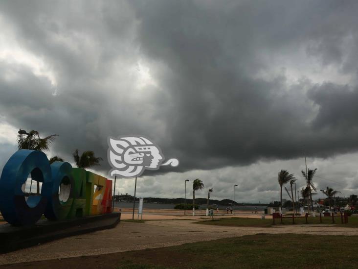 A pesar de nubarrones, Coatza registra sensación de calor de 36 grados