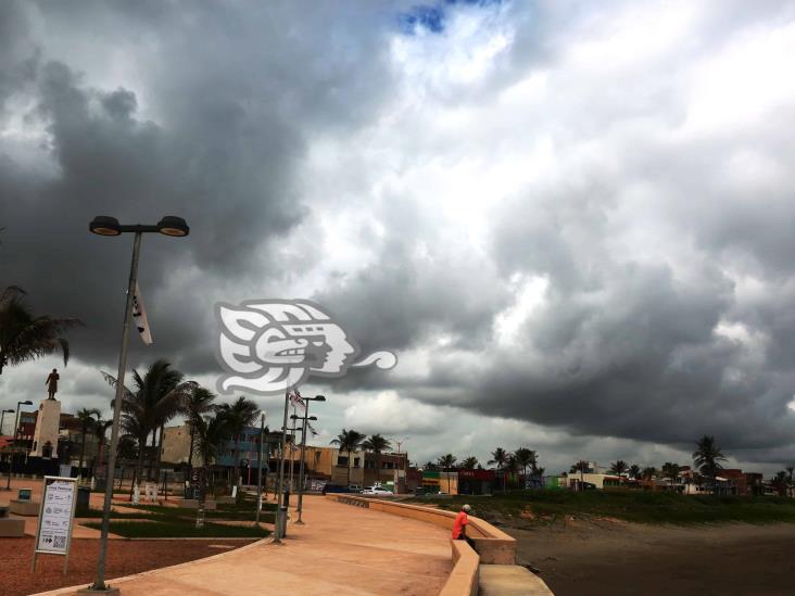 A pesar de nubarrones, Coatza registra sensación de calor de 36 grados