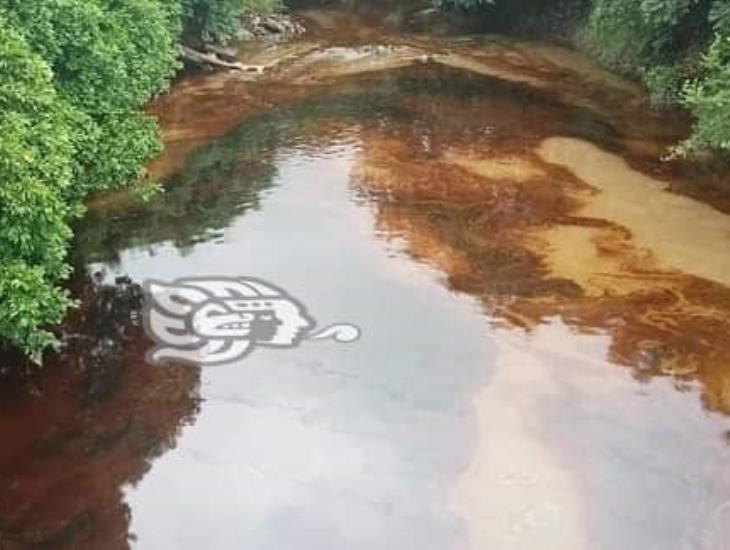 Arroyo de Las Choapas, una vez más contaminado con derrame