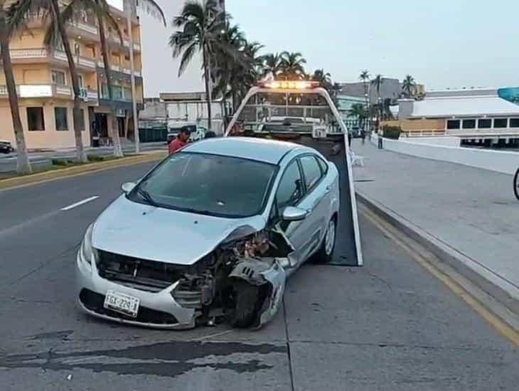 ¡Se duerme! Automovilista pierde el control y se impacta contra palmera en Veracruz