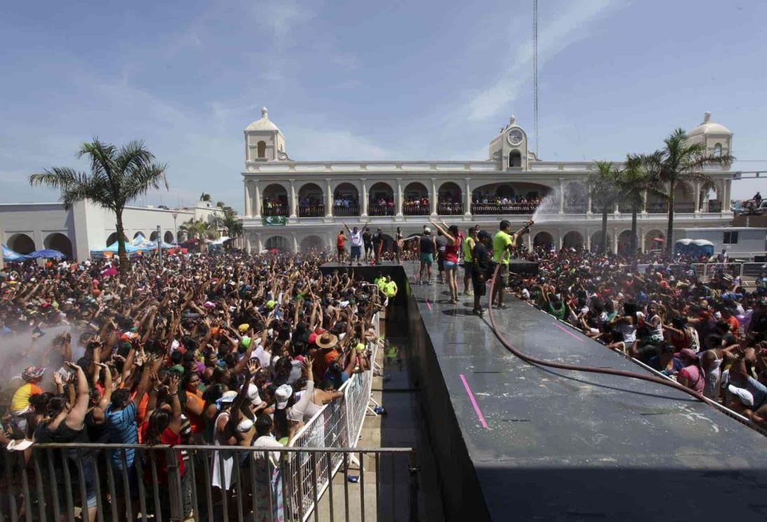 Instalan escenarios para masivos de las Fiestas de Santa Ana 2022 en Boca del Río