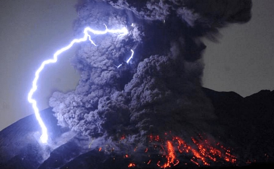 Emite Japón alerta máxima tras erupción en volcán Sakurajima(+video)