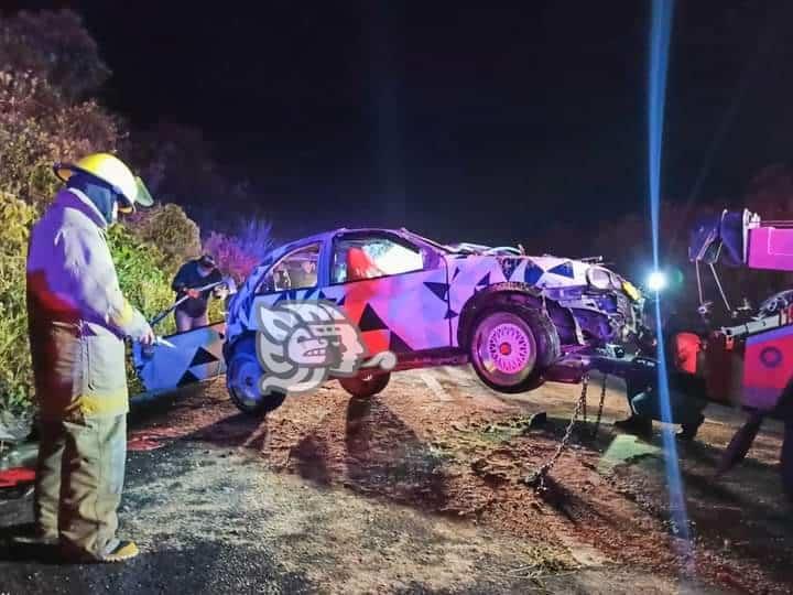 Auto Chevy volcó en el libramiento de Coatepec