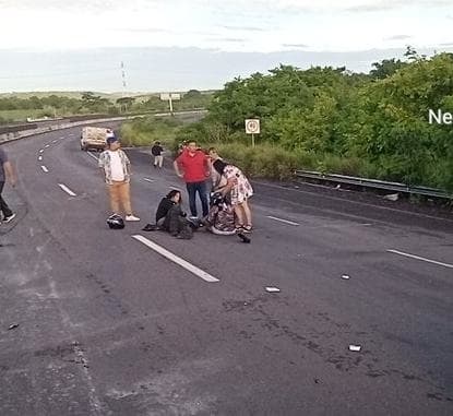 Caravana de motociclistas derrapan sobre el distribuidor vial de Chichicaxtle