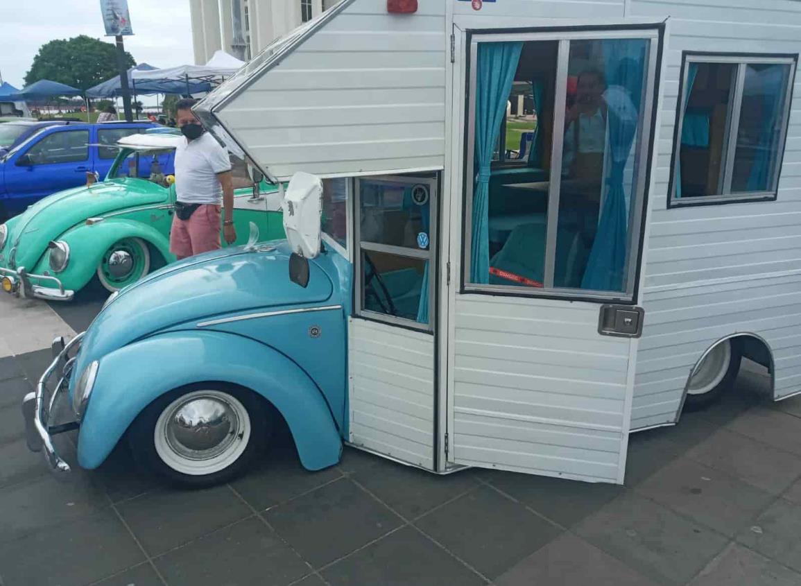 Realizan exposición de carros en Veracruz; ´vochos´ llaman la atención de asistentes