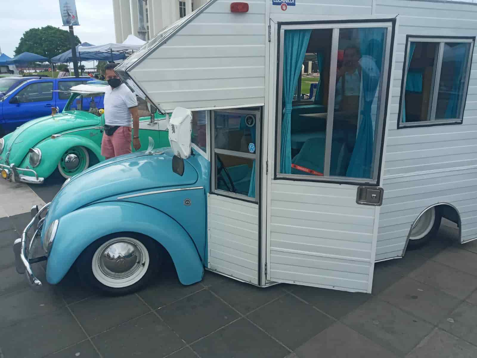 Realizan exposición de carros en Veracruz; ´vochos´ llaman la atención de asistentes