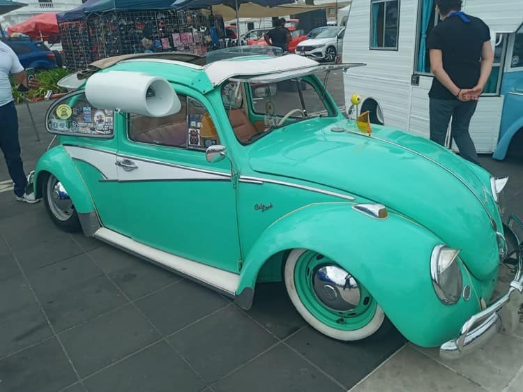 Realizan exposición de carros en Veracruz; ´vochos´ llaman la atención de asistentes