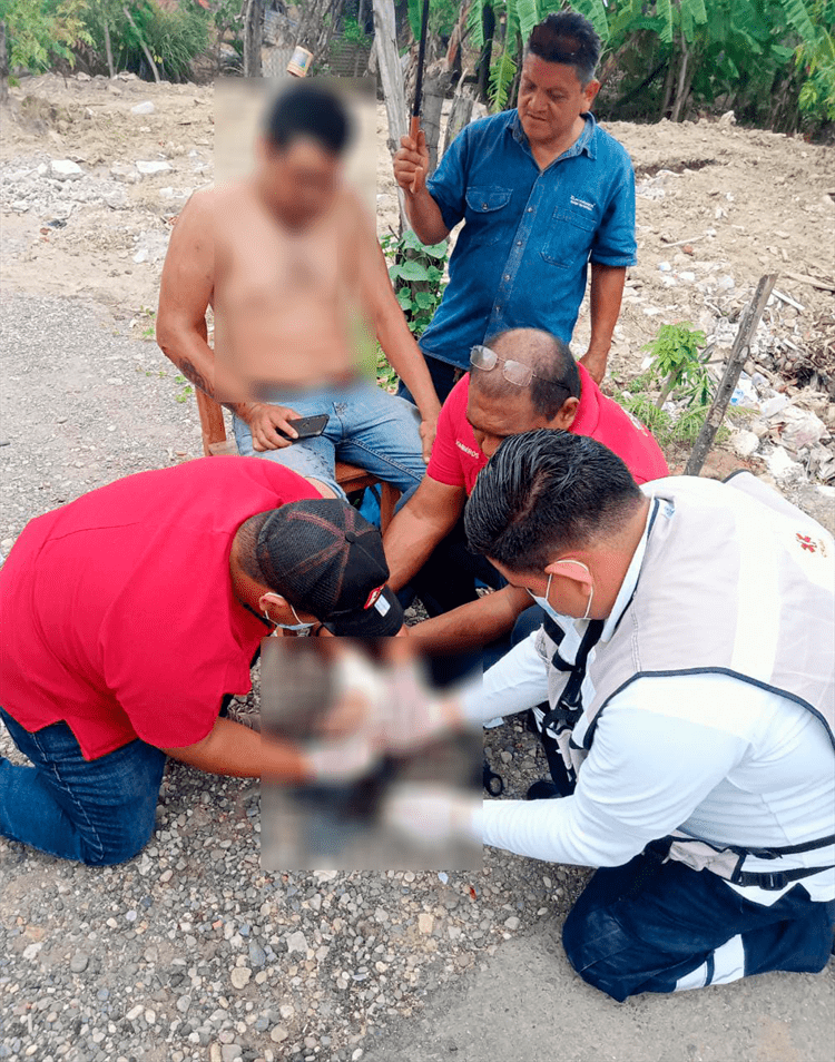 En Cosamaloapan, motociclista se impacta contra camioneta