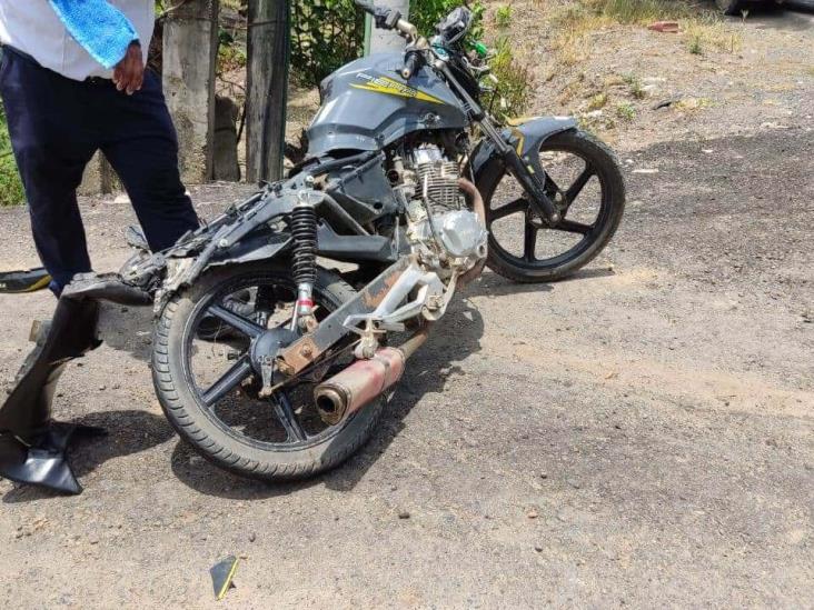 En Cosamaloapan, motociclista se impacta contra camioneta