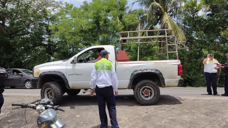 En Cosamaloapan, motociclista se impacta contra camioneta