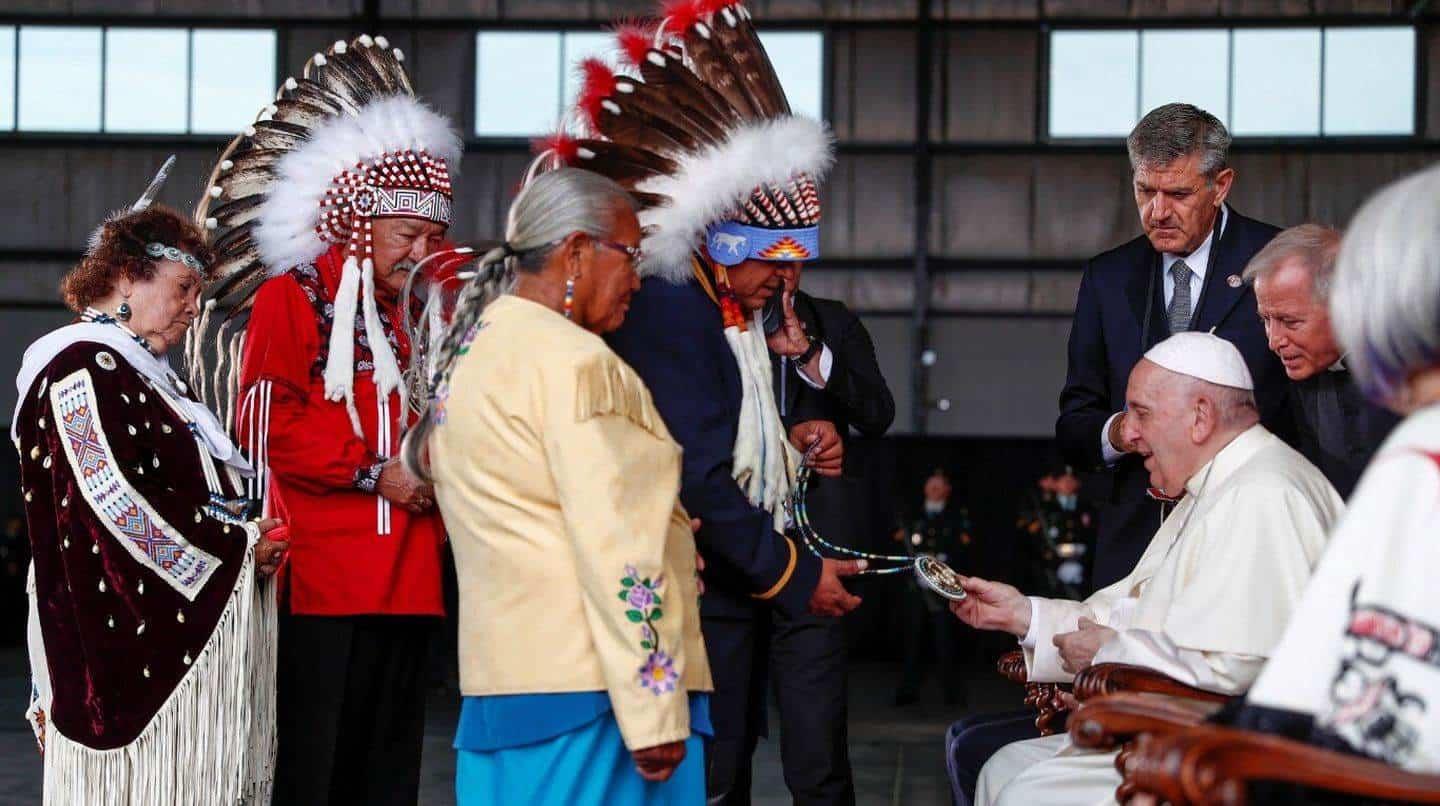 Indígenas de Canadá reciben al papa Francisco