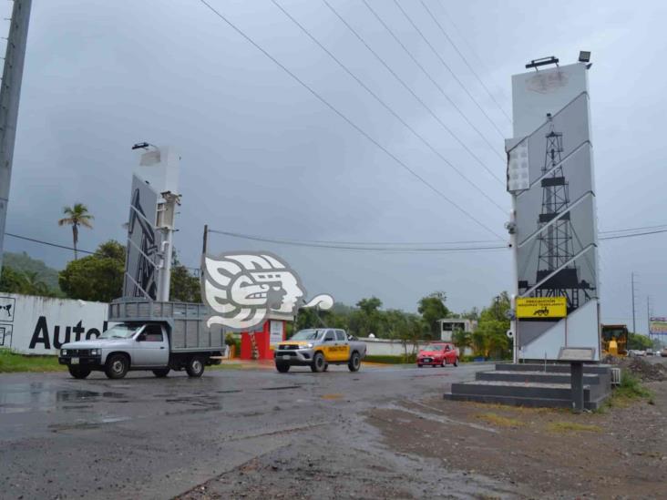 En Poza Rica, demuelen obra millonaria para ampliar carretera a Cazones