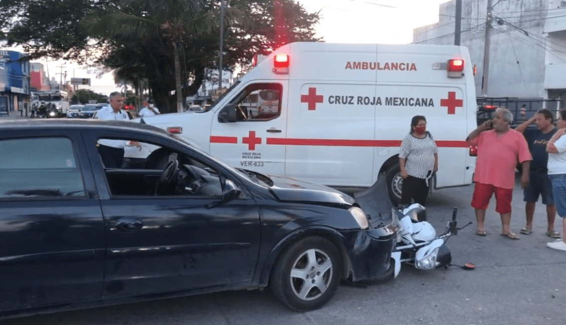 Chocan motociclistas y automóvil en la colonia Pascual Ortiz Rubio; hay 2 lesionados