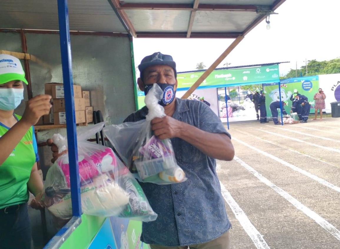 (+ Video) Recaudadores de plástico en Nanchital aprovechan el Plastianguis