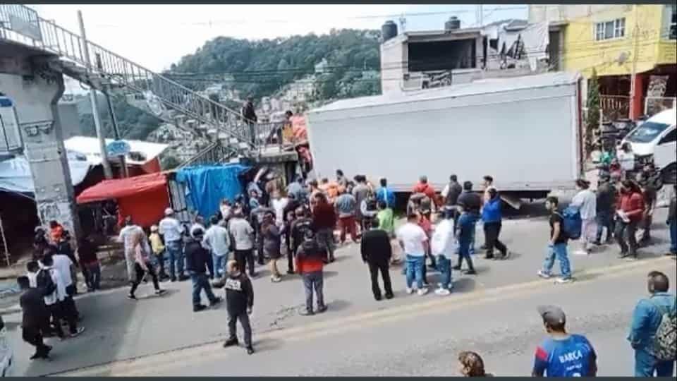 Tráiler se impacta contra puestos ambulantes en Edomex; hay 2 muertos