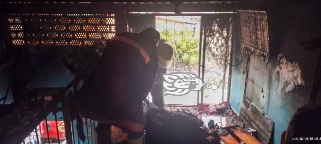 Incendio de casa en colonia el Rincón, de Coatepec